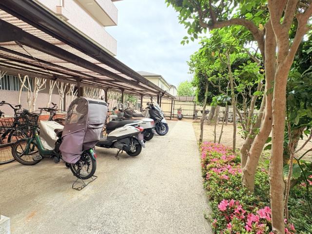【雨に濡れにくい駐輪場】サイクルポートを設置しています。椅子が濡れず汚れないので便利です。