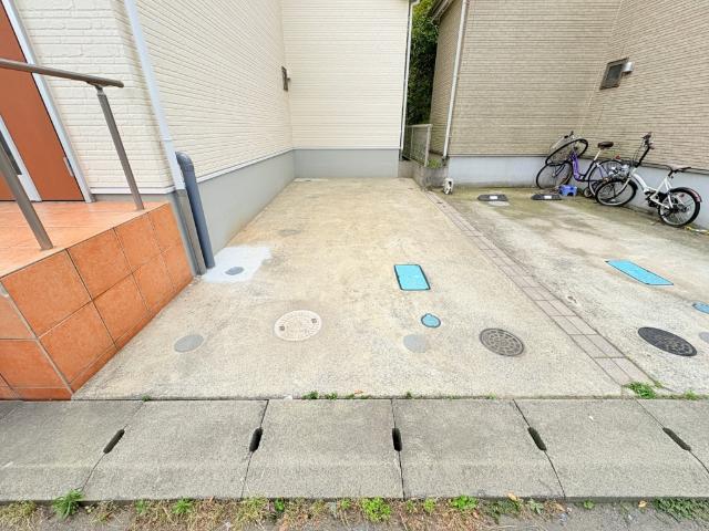 【駐車場】大きめの車も楽々入れます。
