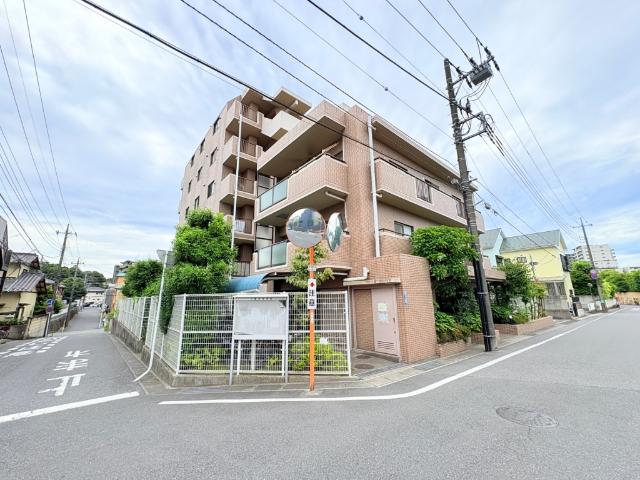 【「松戸」駅徒歩10分の好立地】忙しい朝、遅い帰宅時にも安心の駅近物件です。プラーレやアトレなども徒歩圏で、車を使わなくてもお買い物に不便しませんね♪