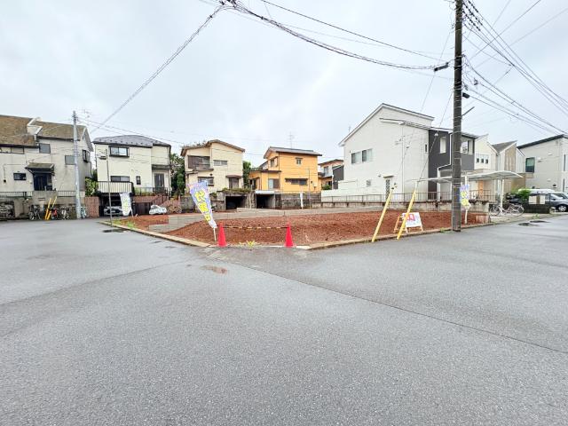 【ゆったり角地の区画】角地の為、陽射しに包まれた明るい立地で開放感が溢れます。設計・間取りの自由度が高く理想の住まいを建築可能です。