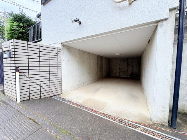 【駐車場】ビルトインタイプの車庫は愛車を雨風による錆びつき、劣化から守ります。