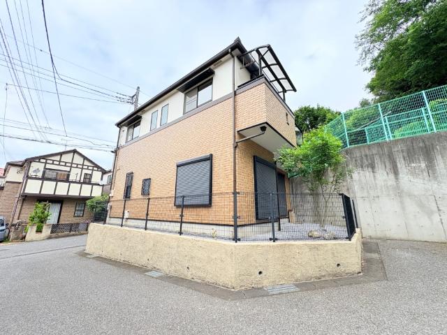 【「秋山」駅徒歩8分の好立地】忙しい朝、遅い帰宅時にも安心の駅近物件です。車を使わなくてもお買い物に不便しませんね♪
