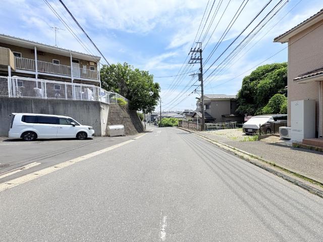 松戸市和名ケ谷中古戸建 前面道路含む現地写真