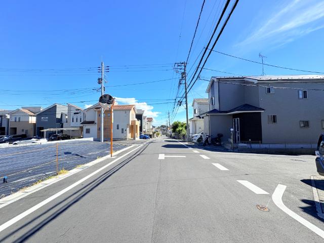 松戸市秋山中古戸建 前面道路含む現地写真