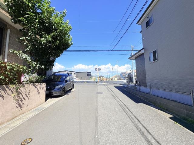 松戸市秋山中古戸建 前面道路含む現地写真