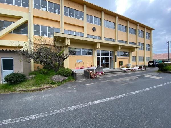 倉吉市立西郷小学校：1606m