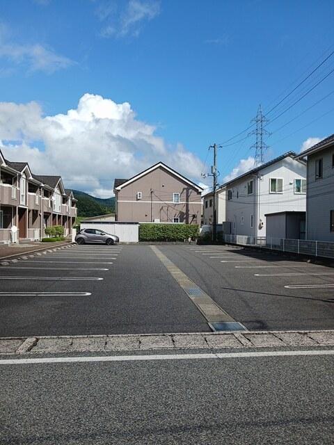 セレブレイトⅡ（101） 駐車場