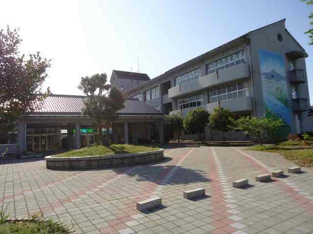倉吉市立上北条小学校：850m