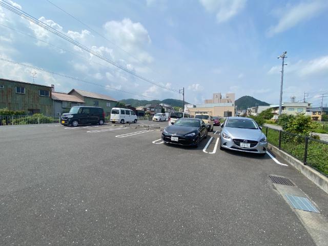 プルメリアⅡ（205） 駐車場