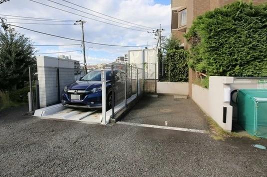 アドリーム仲町台 駐車場