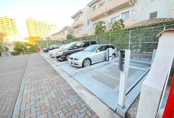 港北ファミールガーデンD棟 駐車場