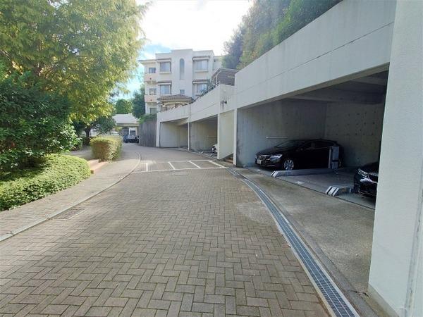 港北ファミールガーデンC棟 駐車場