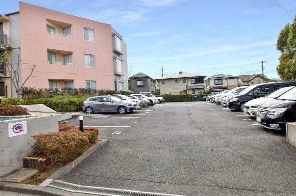 ユーロハイツ仲町台 駐車場