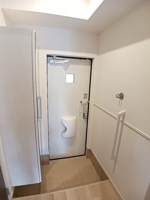 カーサルーチェ（102） 玄関