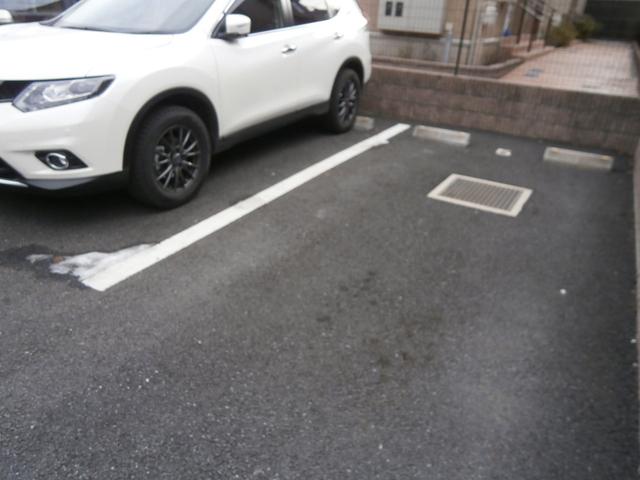 リヴェール（203） 駐車場