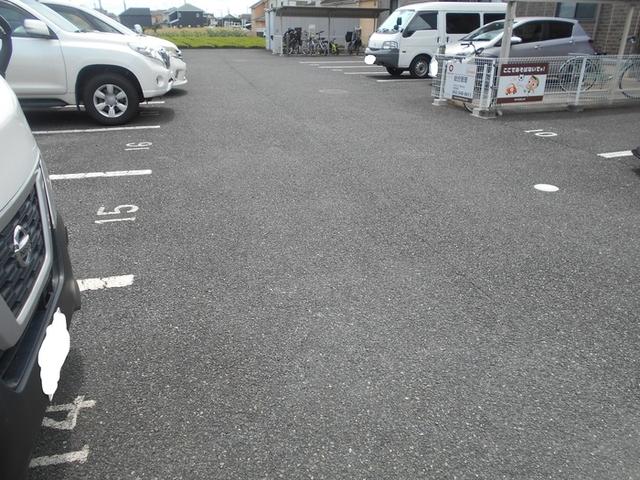 リビングタウン三ッ木　Ｃ（C201） 駐車場