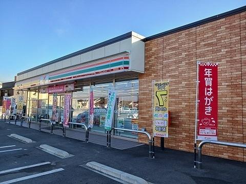 セブンイレブン：900m