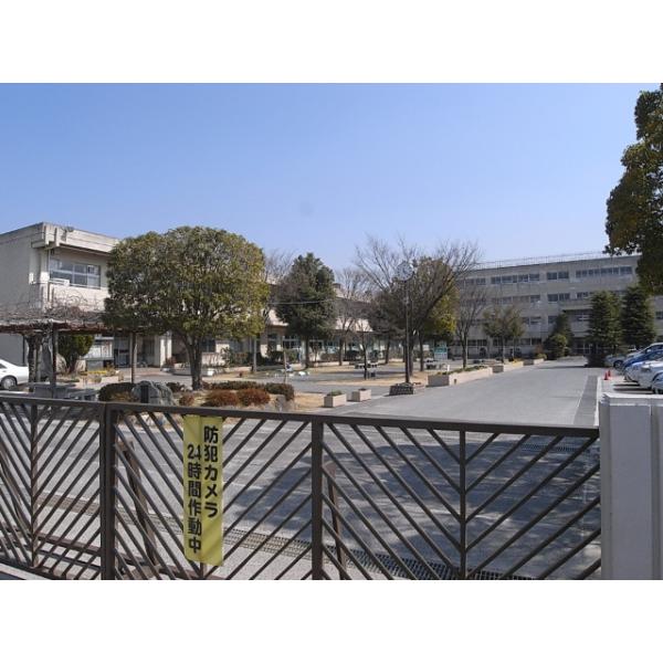 春日部市立緑中学校:585m