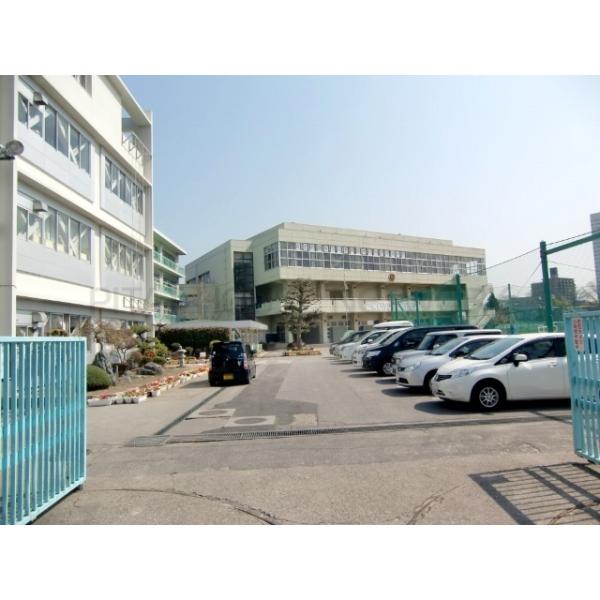 春日部市立春日部中学校:963m