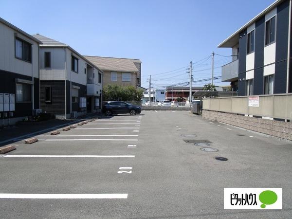 シャーメゾンラフィーネ一番館（101） 駐車場