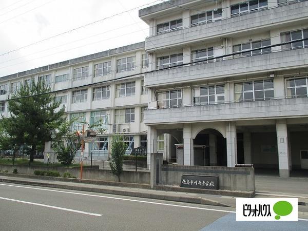 徳島市立川内中学校：971m