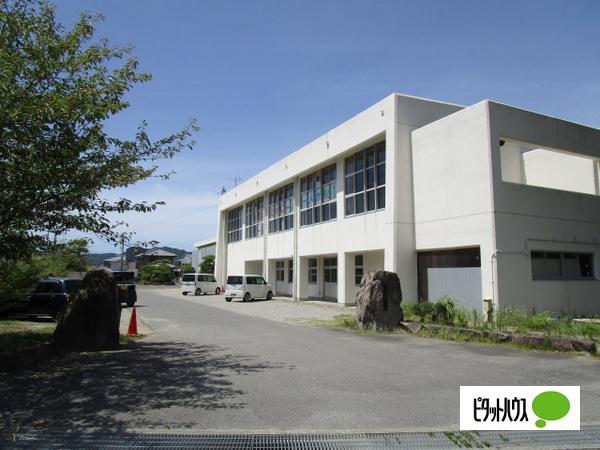 鳴門市立鳴門西小学校：1028m