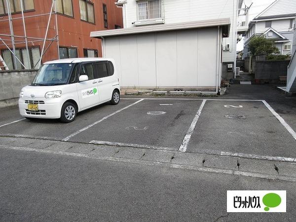 村上ハウス（201） 駐車場