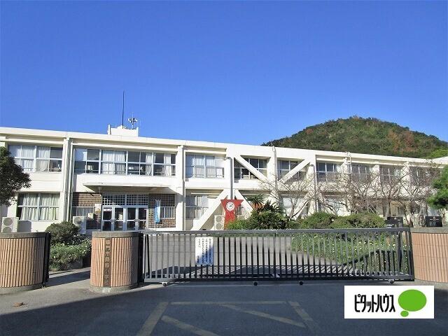鳴門市立桑島小学校：913m