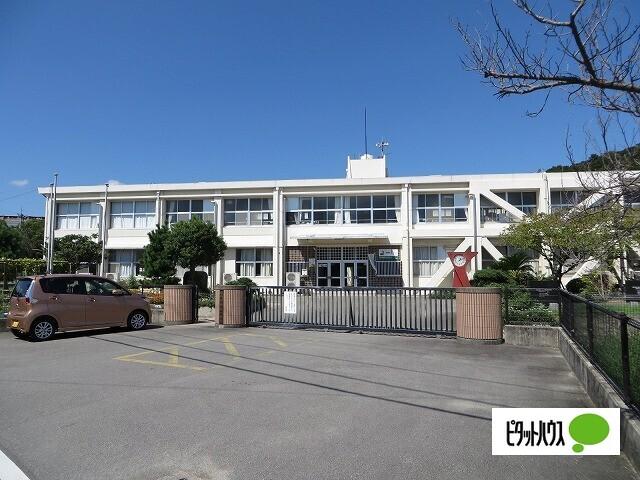 鳴門市立桑島小学校：826m