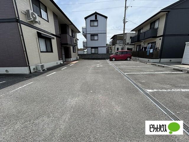 メゾン・リヴェールB棟（202） 駐車場