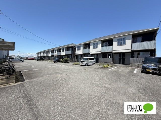 シャーメゾンディアス川内Ｂ（111） 駐車場