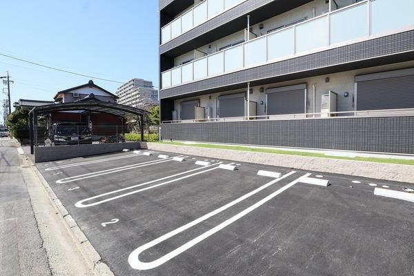 ピラストロ岡崎（0102） 駐車場
