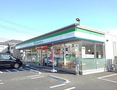 ファミリーマート：700m