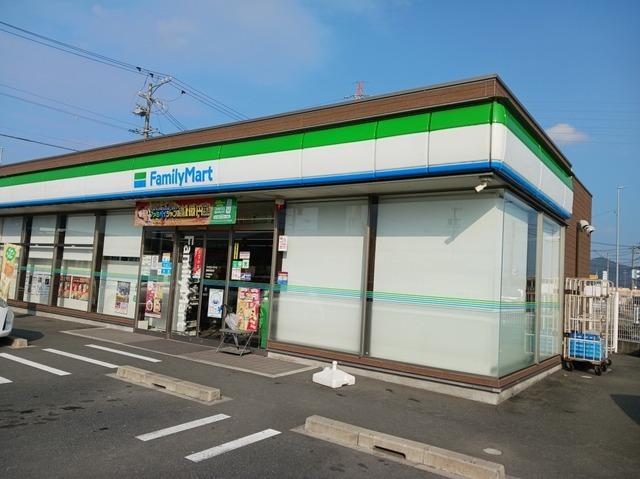 ファミリーマート：700m