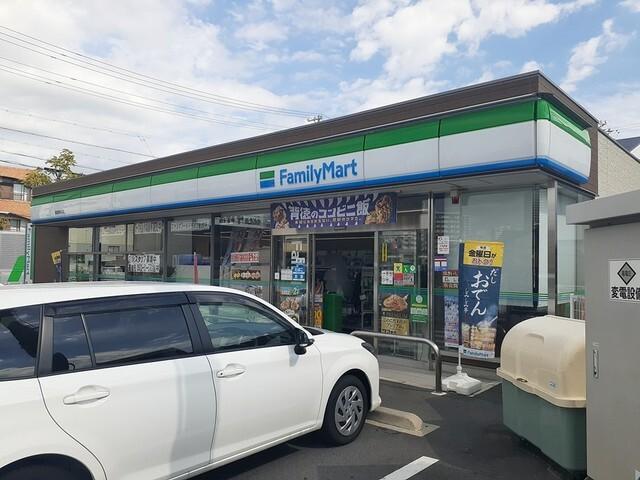ファミリーマート：243m