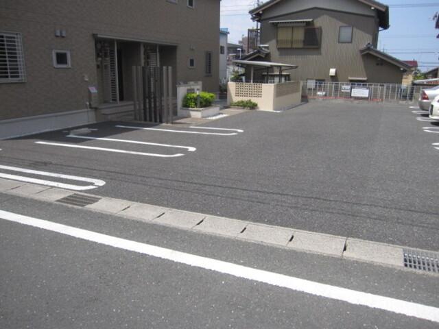 ロイヤルメゾン忠興（202） 駐車場
