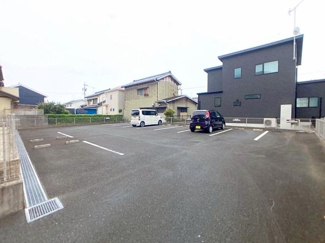 ピーノ・パルフェ（102） 駐車場