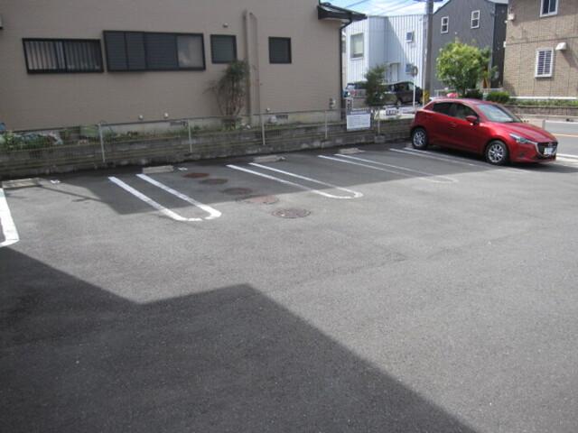 ロイヤルメゾン（103） 駐車場