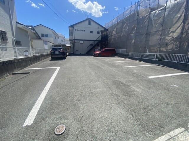 セジュール宮腰（202） 駐車場