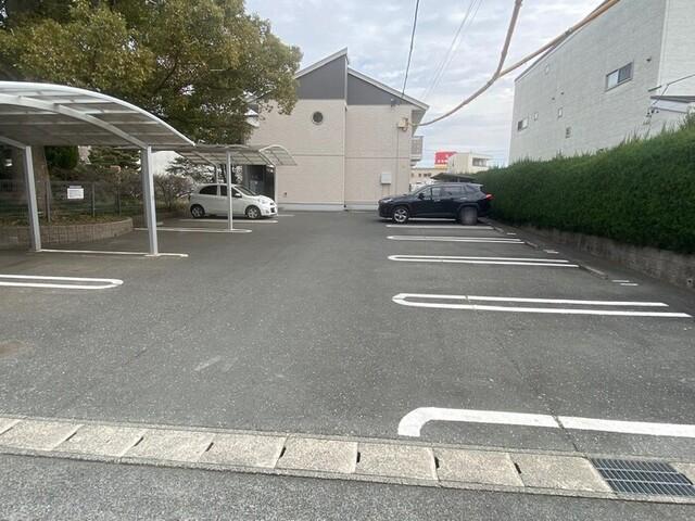 ヴィライン若宮（206） 駐車場