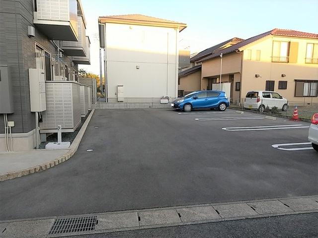 ラフィネ（102） 駐車場