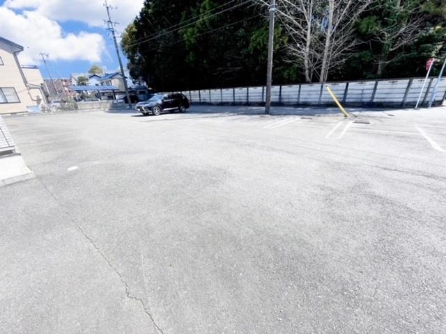 グランシャリオ御園（102） 駐車場