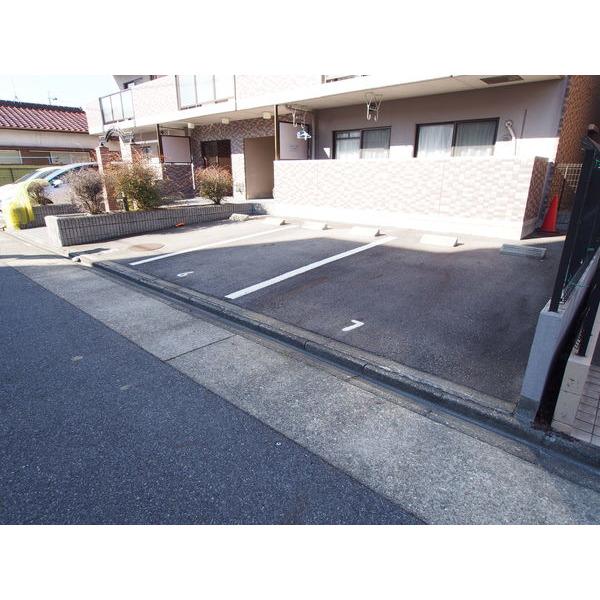エイトピア黒川 駐車場