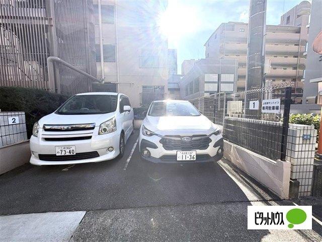 上前津サンハイツ 駐車場