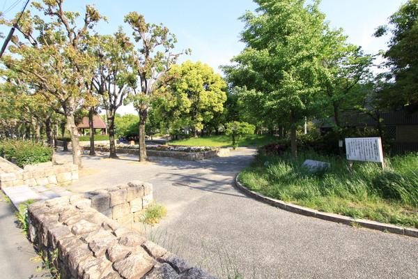 芥川公園：910m