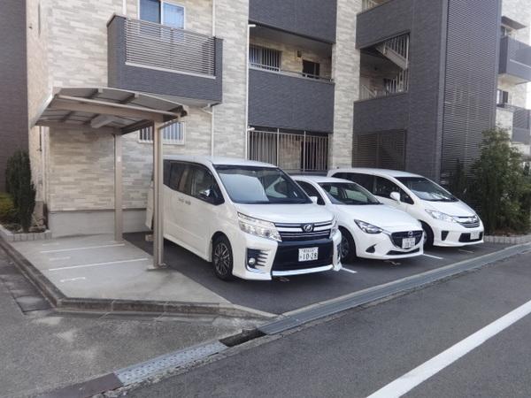 フェルトベルク弐番館 駐車場