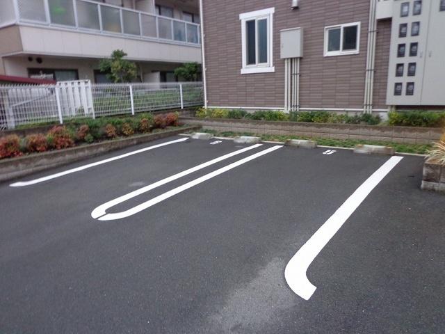 イリーデ摂津（205） 駐車場