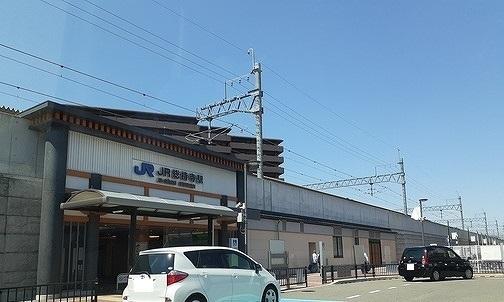 JR総持寺駅：1800m