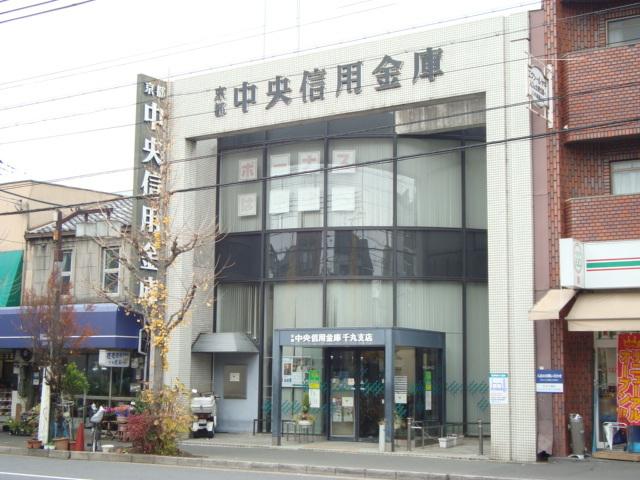 京都中央信用金庫千丸支店：441m