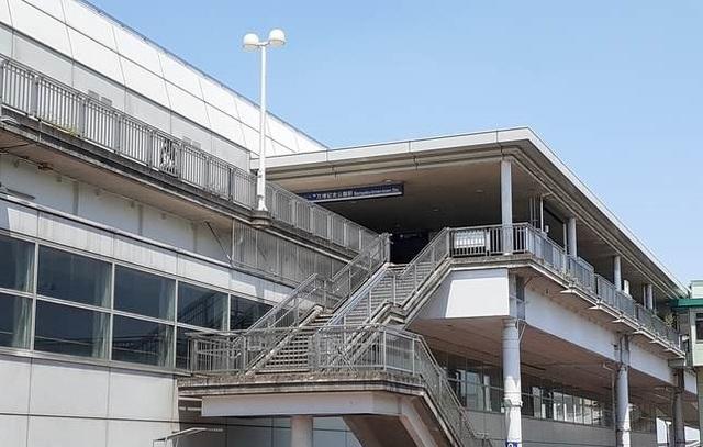モノレール万博公園駅：1300m